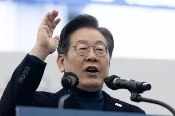 국민 46% 대통령 돼도 대선 전에 받은 혐의는 계속 재판 해야