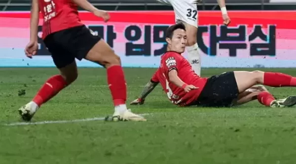 서울월드컵경기장 부실 잔디에 걸려 넘어진 린가드... 분노의 저격글 올렸다