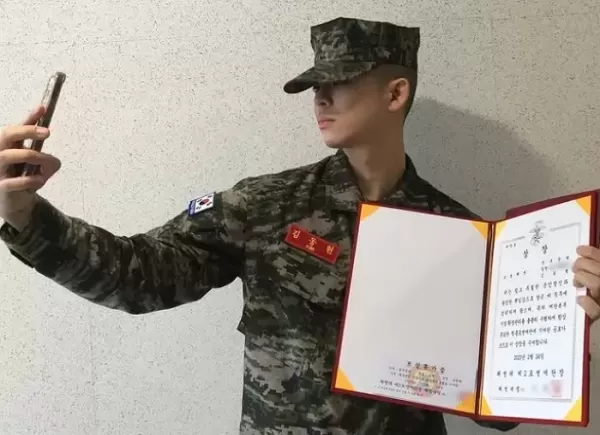 해병대 입대 그리, 모범해병 상장 받았다... 군 생활 완벽 적응 근황 공개