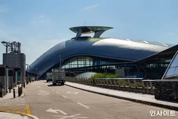 인천공항 주차장 출구통로 턱 하니 막은 차량... 연락처도 없었다