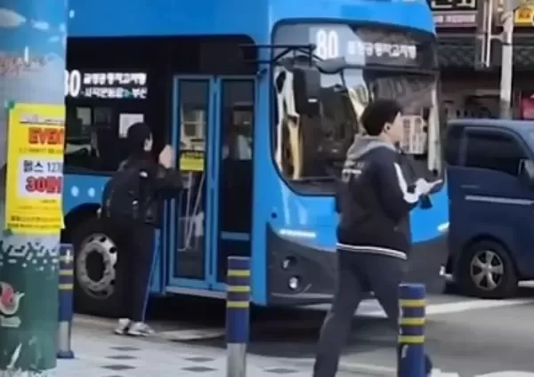 놓친 버스가 신호 대기 중이자 태워달라고 두 손 모아 비는 승객 (영상)