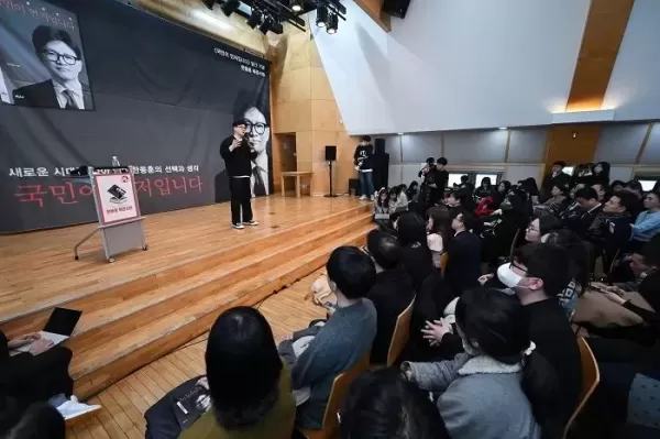 2030에 매력 어필하려는 한동훈... 홍대입구서 북콘서트, 신촌서 닭갈비 먹방