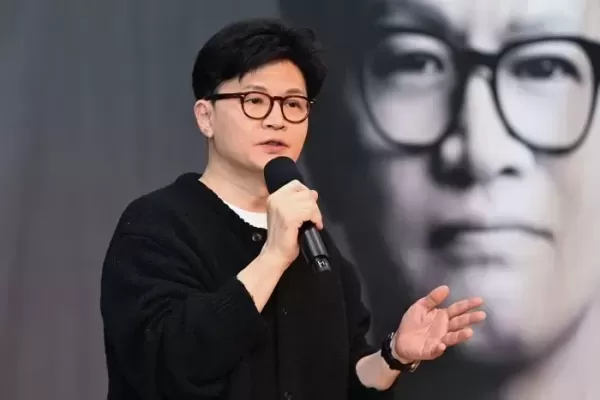 2030에 매력 어필하려는 한동훈... 홍대입구서 북콘서트, 신촌서 닭갈비 먹방