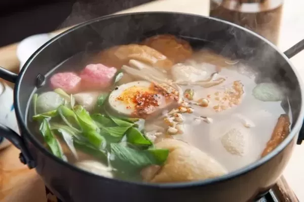 실내서 전자담배 피우다 제지당하자 펄펄 끓는 냄비 집어던진 60대 남성