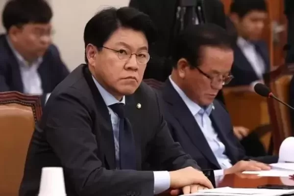그렇게 가면 내 마음은... 장제원, 前 비서에게 보낸 문자 공개에 증거 안돼
