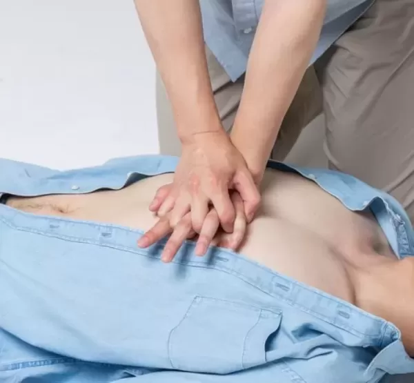 스타벅스서 의식 잃고 쓰러진 40대 남성... 직원들이 CPR로 구해냈다