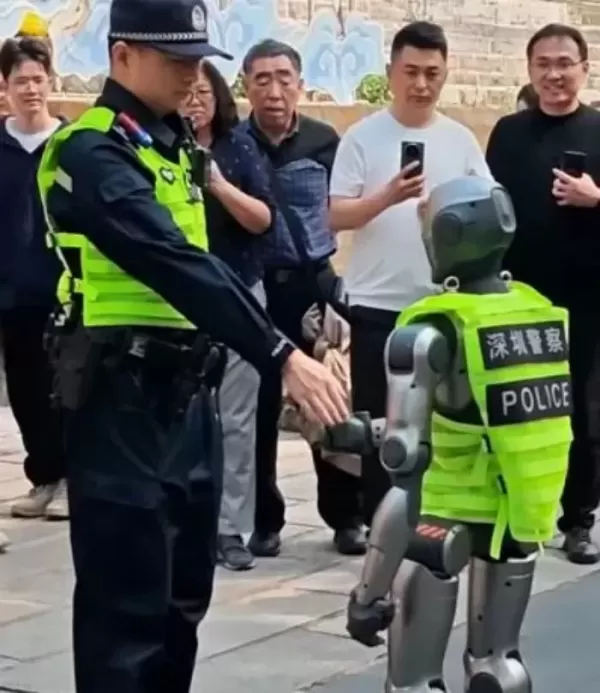 초등학생 키만 한 로봇 만들어 방범 순찰용으로 쓰겠다고 공개한 중국 (영상)