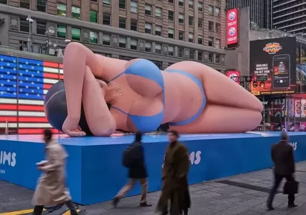뉴욕 한복판에 드러누운 비키니 여성 정체 알고 보니