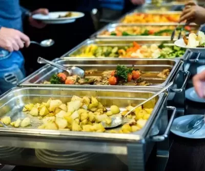 하객인 척 예식장 방문한 60대 남성... 식사 후 쇼핑백에 소주·음식 챙겼다