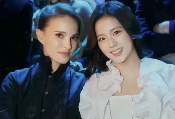 디올 패션쇼 간 블랙핑크 지수, 나탈리 포트만과 러블리한 투샷 공개했다