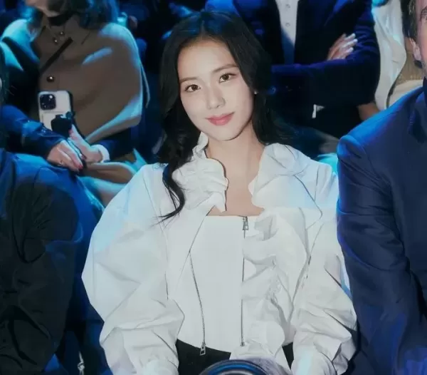 디올 패션쇼 간 블랙핑크 지수, 나탈리 포트만과 러블리한 투샷 공개했다