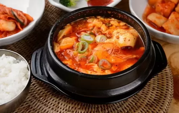 순두부집에 등장한 날달걀 빌런... 이마로 달걀 깨 놓고 삶은건 줄, 옷 값 내놔!