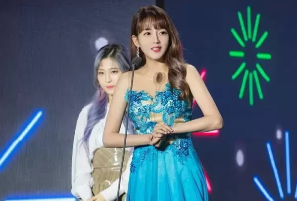 배우→BJ 강은비, 4월의 신부 된다... 17년지기 친구와 깜짝 결혼 발표