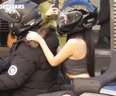 오토바이타고 파리 패션위크 나타난 여자 아이돌... 누군가 봤더니 (영상)