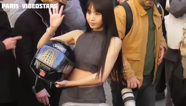 오토바이타고 파리 패션위크 나타난 여자 아이돌... 누군가 봤더니 (영상)