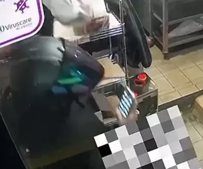 오토바이 헬멧 쓰고 와 치킨 훔쳐 가는 치킨 도둑을 찾습니다