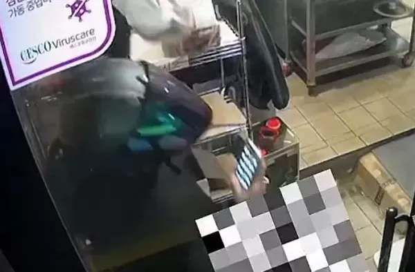 오토바이 헬멧 쓰고 와 치킨 훔쳐 가는 치킨 도둑을 찾습니다