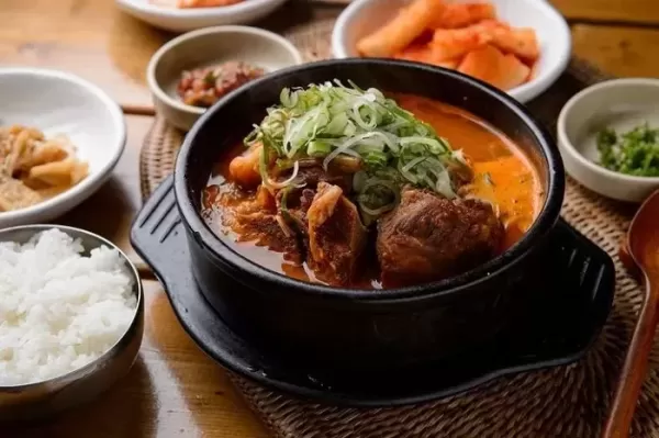 미모의 여성과 도둑처럼... 빅뱅 출신 승리, 서울 뼈해장국집 목격담 나왔다