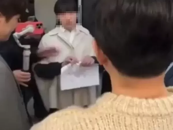 한동훈은 친중 좌파... 한 전 대표 눈앞에서 친필 사인 갈기갈기 찢어 버린 대학생