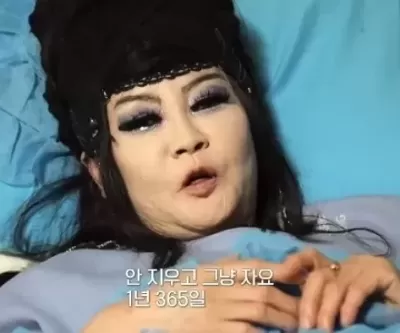 잘 때도 풀메... 365일 스모키 화장 안 지우는 여성 트럭기사, 이유 들어보니