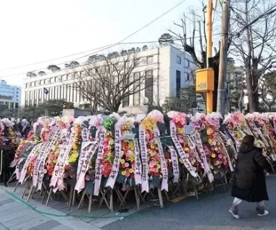 헌재 점령한 尹대통령 응원 화환 수백 개... 철거 비용만 500만원 드나