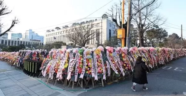 헌재 점령한 尹대통령 응원 화환 수백 개... 철거 비용만 500만원 드나