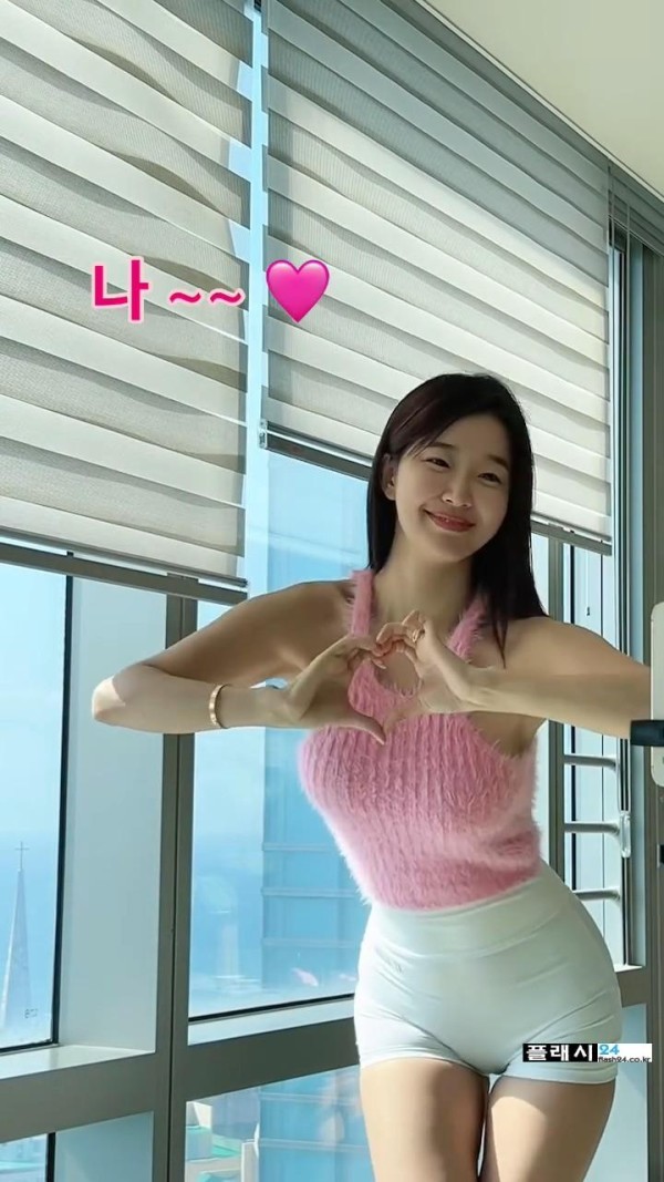 카메라 앞에서 춤추는 오또맘 숏 레깅스