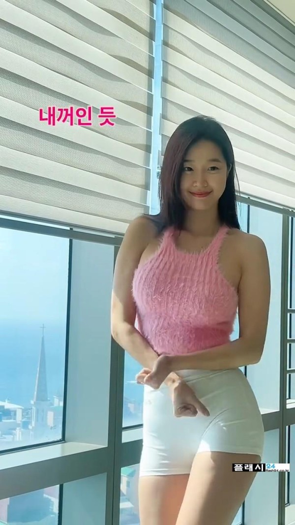 카메라 앞에서 춤추는 오또맘 숏 레깅스