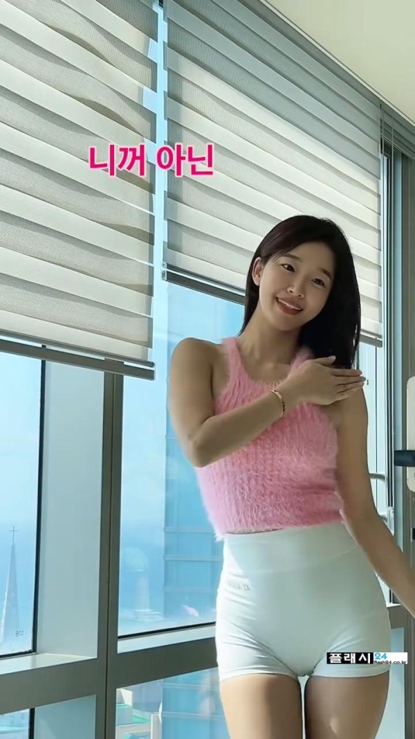 카메라 앞에서 춤추는 오또맘 숏 레깅스