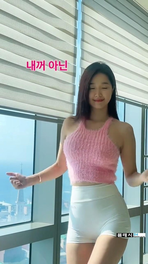 카메라 앞에서 춤추는 오또맘 숏 레깅스