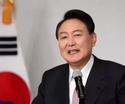 윤석열 대통령 만세 유인물 뿌리고 광화문 건물 옥상서 분신 시도한 80대 남성