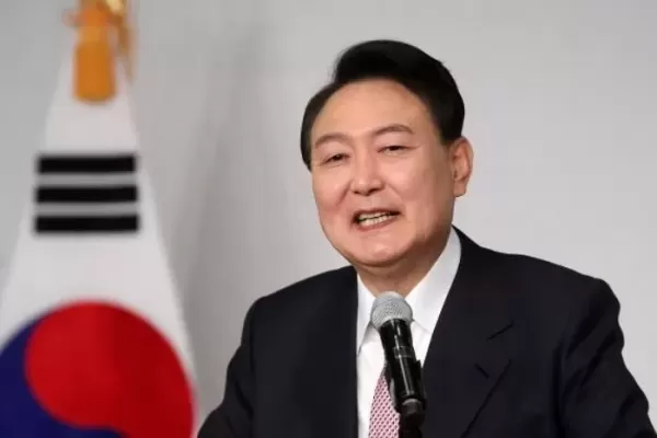윤석열 대통령 만세 유인물 뿌리고 광화문 건물 옥상서 분신 시도한 80대 남성