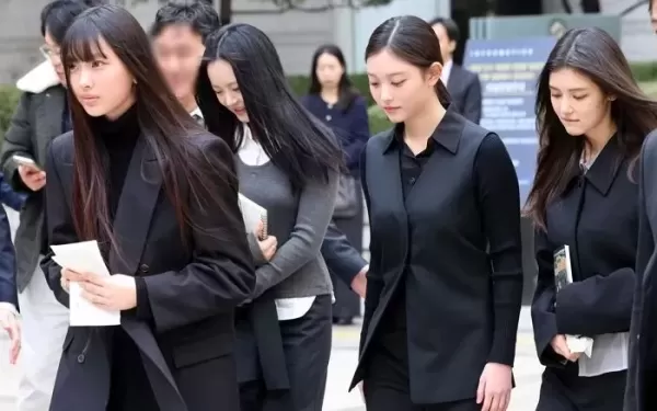 올 블랙 정장 차려입고 법원에 전원 출석한 뉴진스(NJZ)