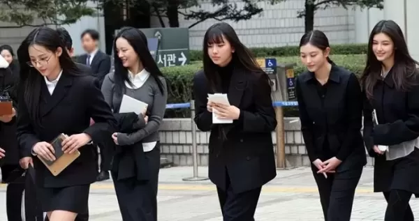 올 블랙 정장 차려입고 법원에 전원 출석한 뉴진스(NJZ)