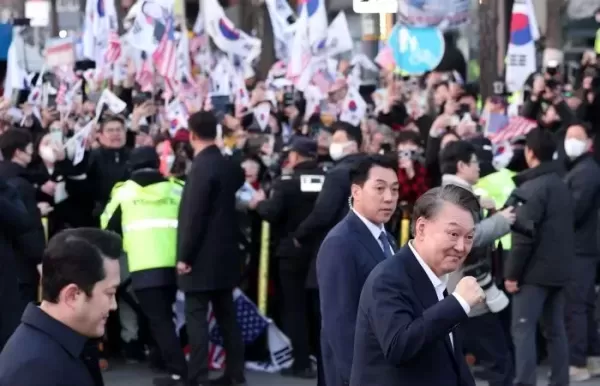 석방된 尹 대통령, 지지자들 직접 만나 감사 인사... 메시지도 전해