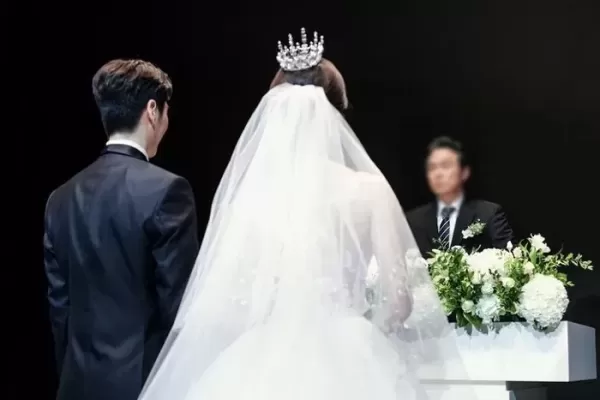 친구 결혼 축의금 100만원... 엄마랑 함께 가면 민폐일까요?