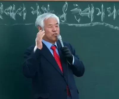 한남동 대통령 관저 앞 모여든 지지자들... 전광훈 헌재 딴짓하면 한칼에 날린다