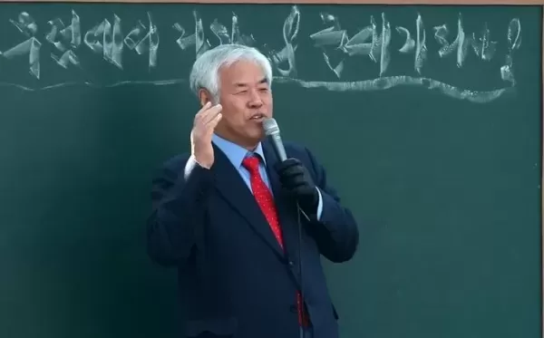 한남동 대통령 관저 앞 모여든 지지자들... 전광훈 헌재 딴짓하면 한칼에 날린다