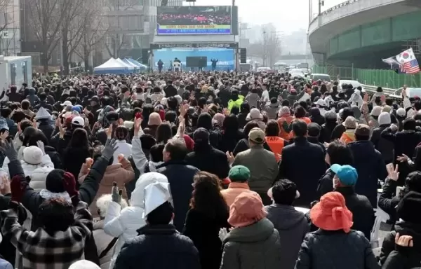 한남동 대통령 관저 앞 모여든 지지자들... 전광훈 헌재 딴짓하면 한칼에 날린다