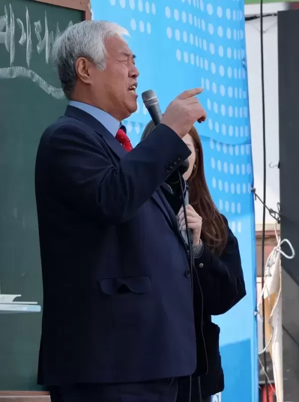 한남동 대통령 관저 앞 모여든 지지자들... 전광훈 헌재 딴짓하면 한칼에 날린다