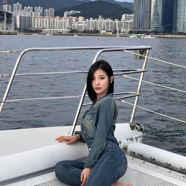 꽉 끼는 청바지 핏 앨리스 소희