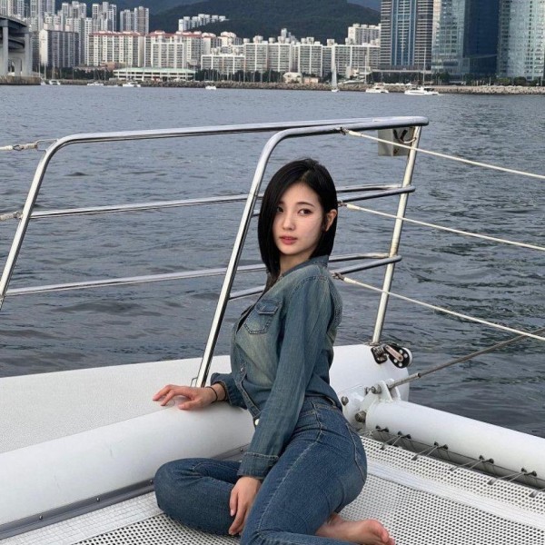 꽉 끼는 청바지 핏 앨리스 소희