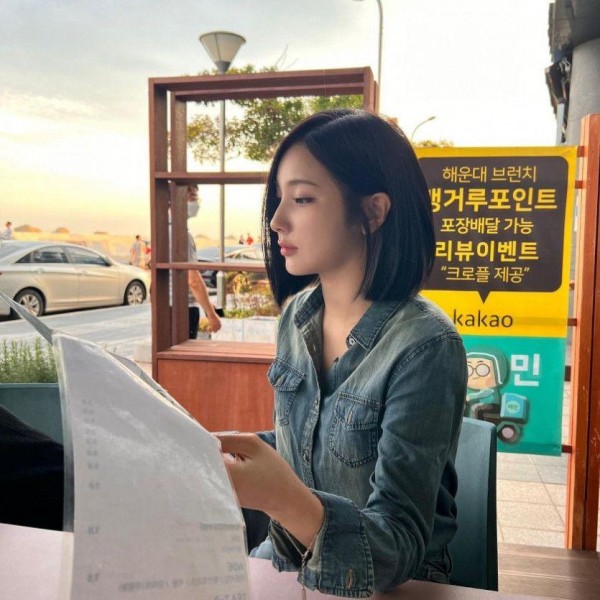 꽉 끼는 청바지 핏 앨리스 소희