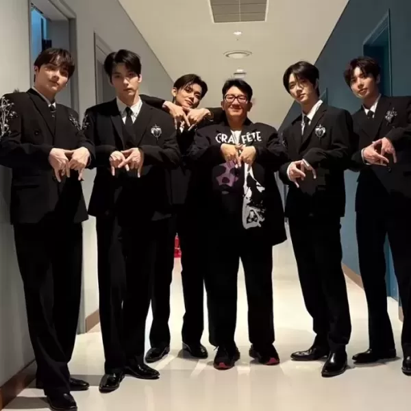 다이어트 성공 방시혁, 홀쭉해진 모습으로 아이돌 멤버들과 사진 촬영