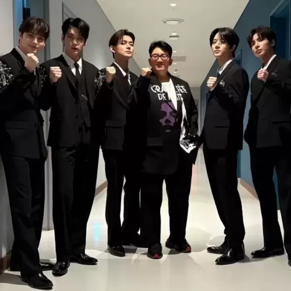 다이어트 성공 방시혁, 홀쭉해진 모습으로 아이돌 멤버들과 사진 촬영