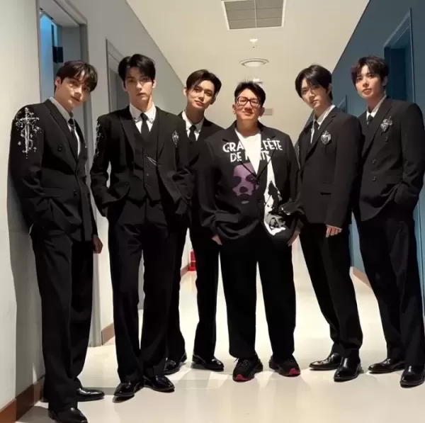 다이어트 성공 방시혁, 홀쭉해진 모습으로 아이돌 멤버들과 사진 촬영