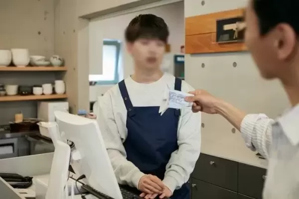 이번 달 월급은 없었던 걸로 하자 불친절 리뷰 1개 올라왔다고 알바생 월급 안 준다는 사장