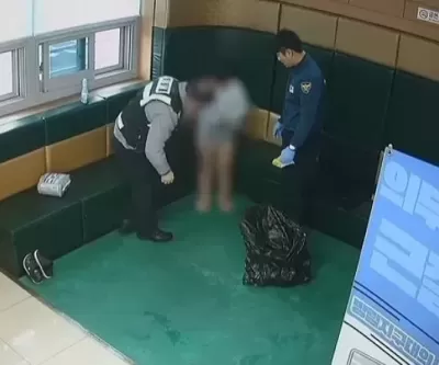 눈 쌓인 길거리서 아이가 속옷차림+맨발로 돌아다니자, 발 닦여 부모 찾아준 경찰
