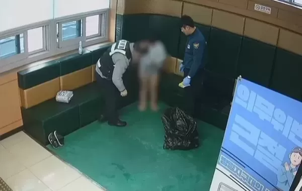 눈 쌓인 길거리서 아이가 속옷차림+맨발로 돌아다니자, 발 닦여 부모 찾아준 경찰