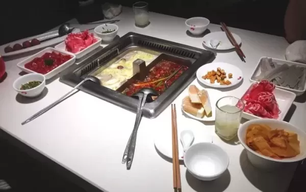 테이블 밟고 올라서더니... 훠궈 전문점에서 냄비에 소변 테러한 중국 10대들 (영상)
